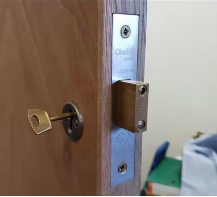 New mortice lock fitted to a London front door by The Bow Locks locksmith