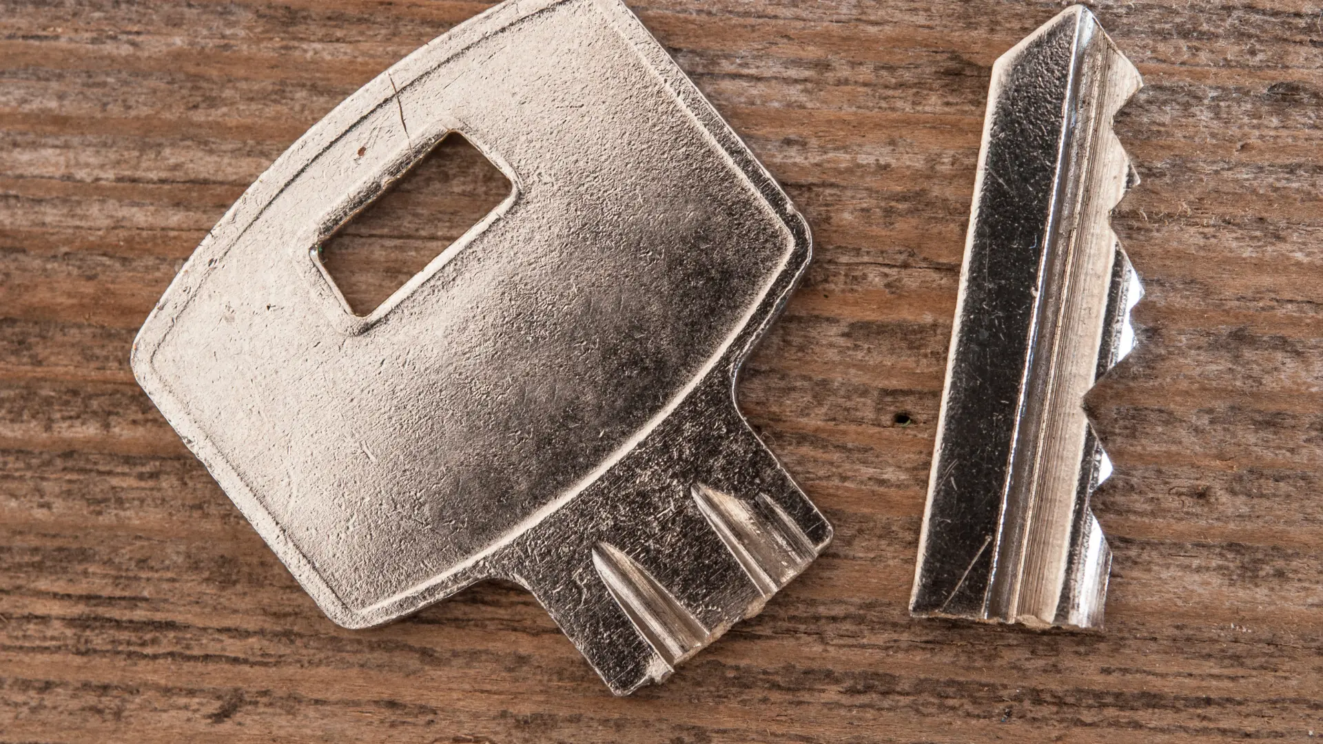 Key snapped into two pieces after breaking in a lock